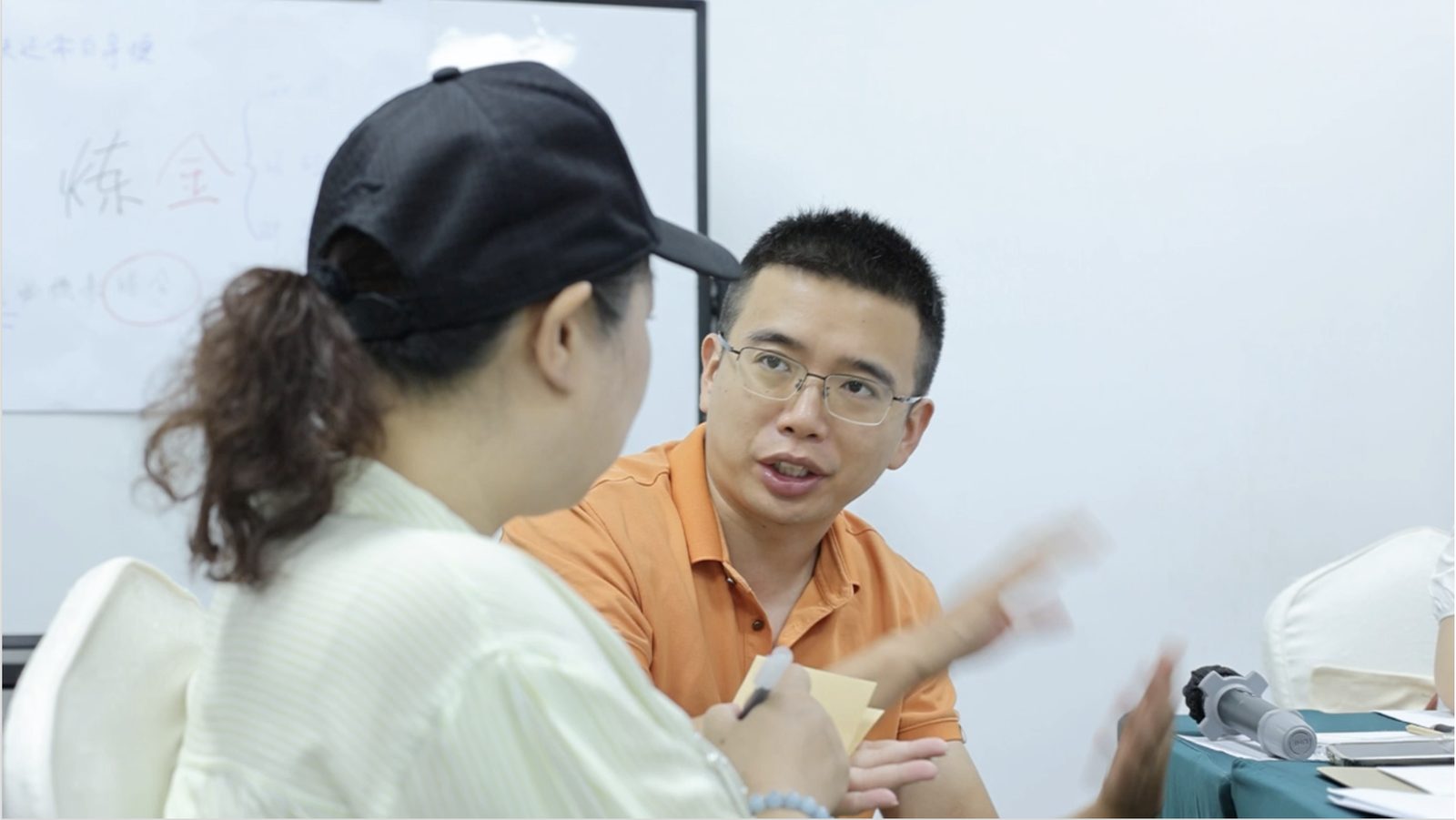 陈欢与客户进行定位咨询交流